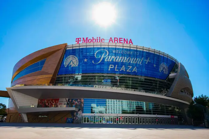 paramount plaza - ilustrasi berita Plaza di Luar T-Mobile Arena Berganti Nama Jadi Paramount+ Plaza — Paramount Plaza